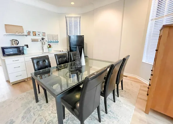 Wrigleyville Friends Unit - 5bdrm *