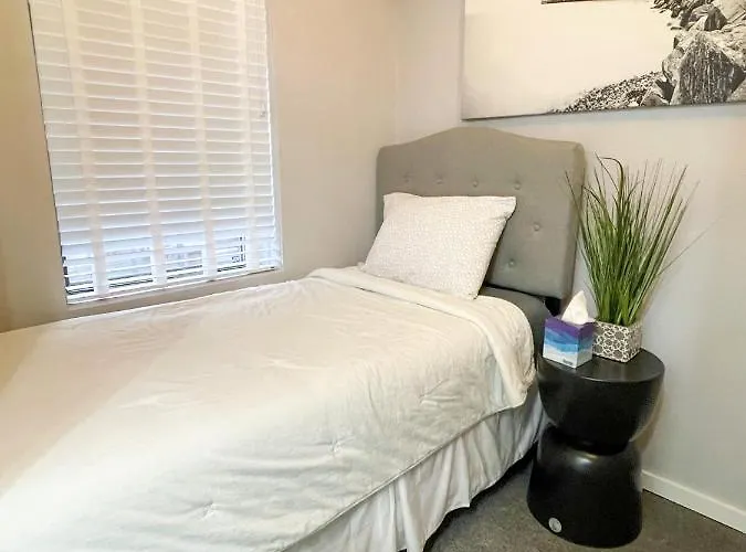 Wrigleyville Friends Unit - 5bdrm *
