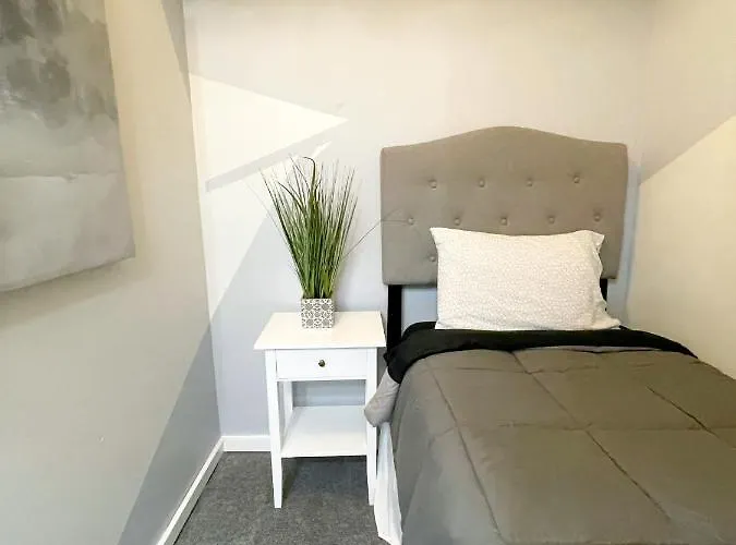 Wrigleyville Friends Unit - 5bdrm